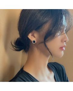 Stud earrings Black square with diamonds