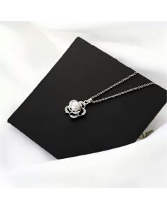 Clavicle chain set with zircon pearls 