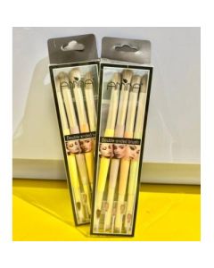 Makeup brushes come in a pack of four