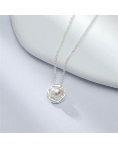 Clavicle chain set with zircon pearls 